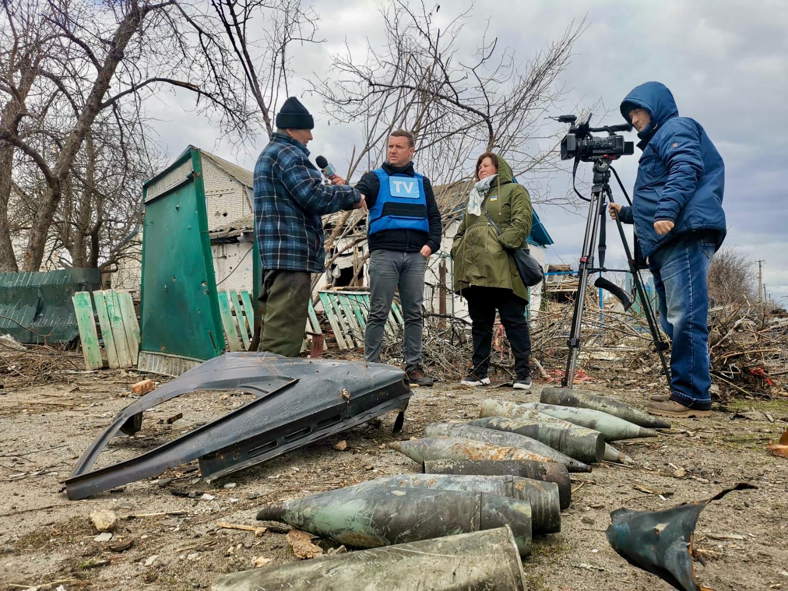 Cum se trăiește pe frontul din Ucraina. Relatările lui Alex Costache, jurnalistul TVR care a mers de 13 ori în mijlocul războiului: „Se auzeau obuzele cum vâjâiau în aer. Cădeau la 500 de metri de locul unde ne aflam”