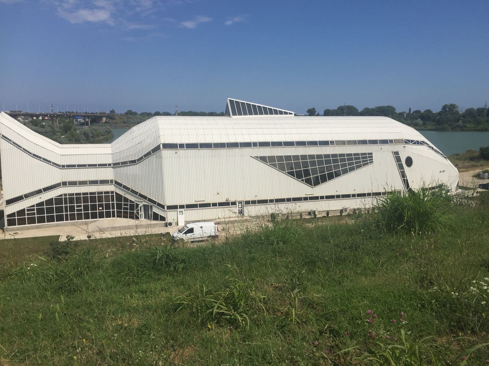 REPORTAJ/Piața de pește din Năvodari, un mastodont construit cu bani europeni, zace nefolosit. 1,5 milioane de euro, aruncați pe apa sâmbetei