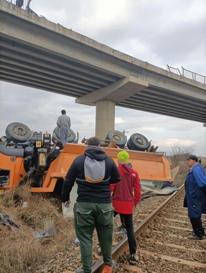 Accidentul cu trei morți de la Avrig a fost filmat. Momentul în care basculanta strivește un autoturism și apoi cade de pe viaduct | VIDEO