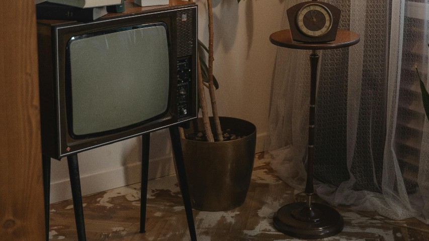 Békésen tévézett az idős nő, amikor jött a rakéta: drámai pillanatokat rögzített az otthoni kamerája