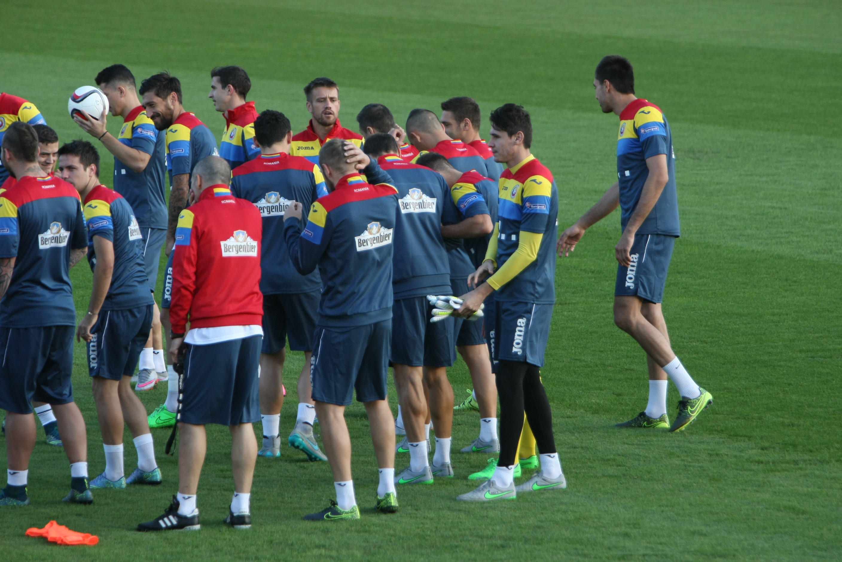 FRF a câștigat recursul la UEFA, meciul cu Finlanda se va disputa cu spectatori! Marți se pun în vânzare, online, biletele. ^Tata Puiu nu știa ”bomba” la antrenamentul de luni și căuta metode să învioreze naționala: ”Să veniți cu trompetele la stadion, măcar pe voi să vă aud!” / FOTO