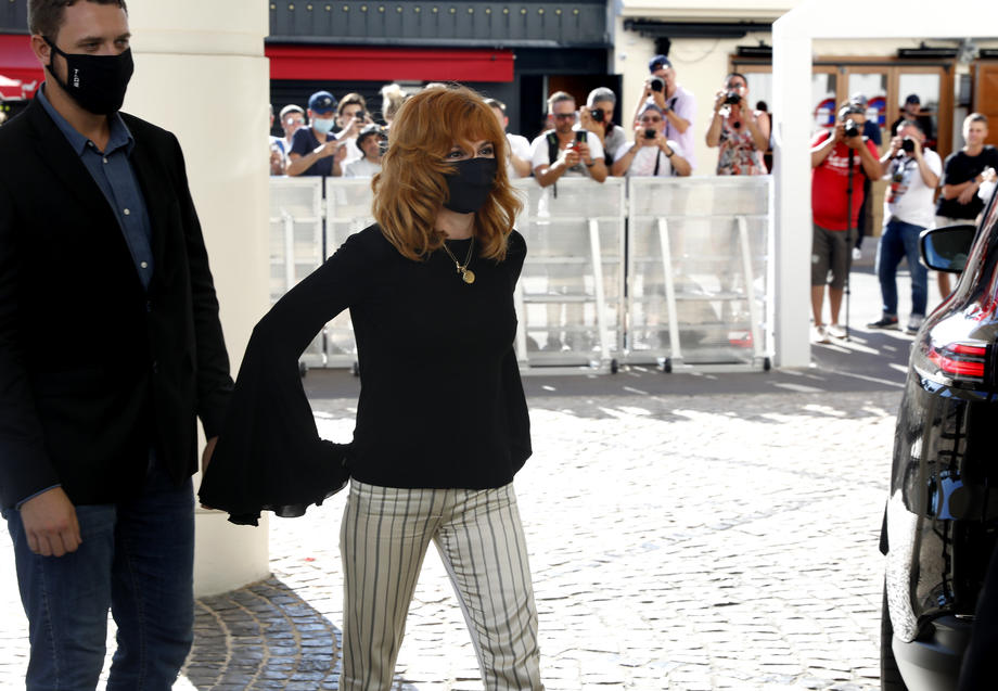 A început Festivalul de film de la Cannes. „Fără pupături sau îmbrățișări pe covorul roșu”