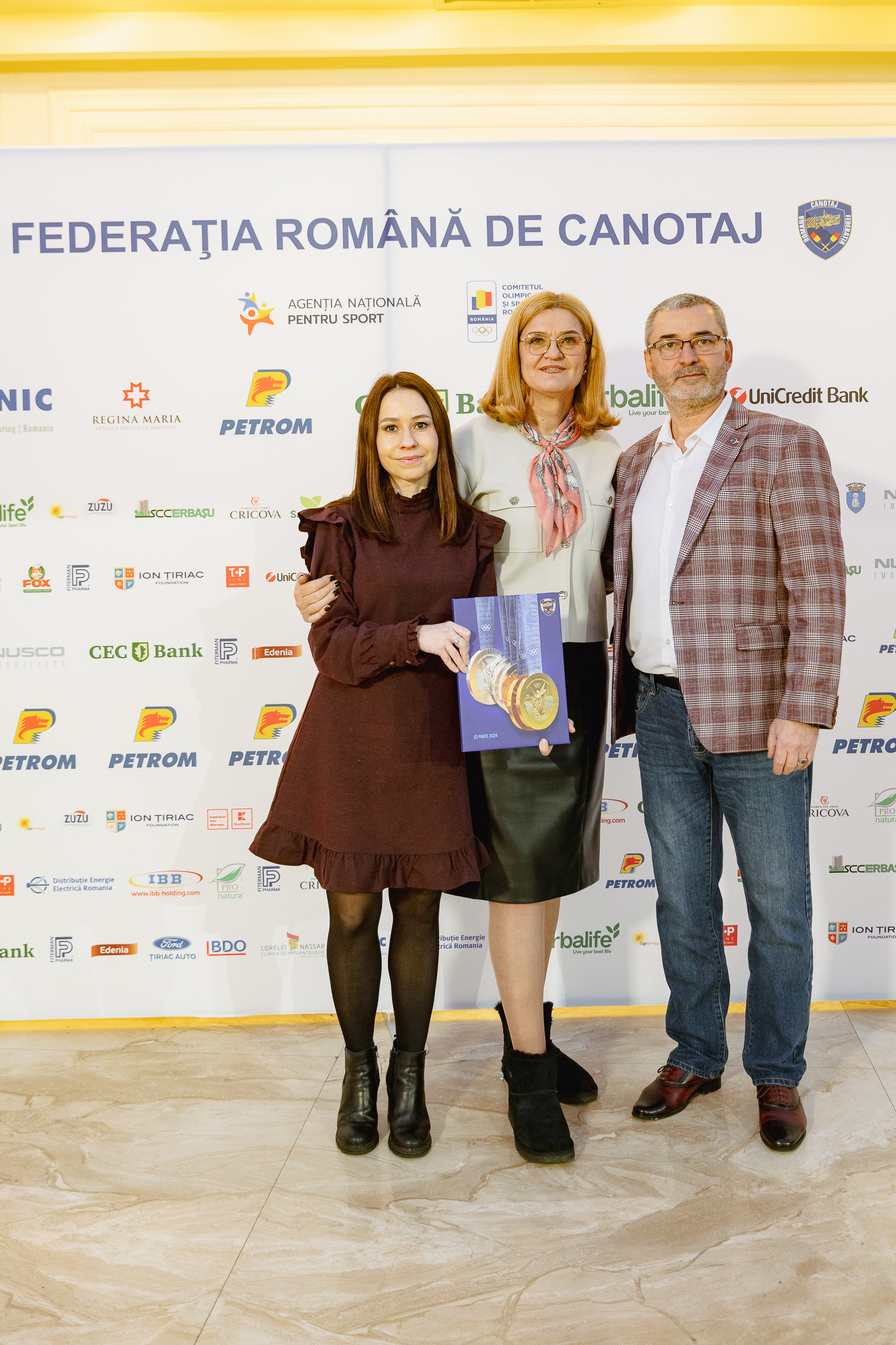Sportivi de excepție, premiați la Gala Canotajului Românesc. Campionii s-au alăturat campaniei umanitare inițiate de Fundația Ringier pentru a-l ajuta pe Alex, bolnav de cancer, să strângă 250.000 de euro pentru imunoterapie