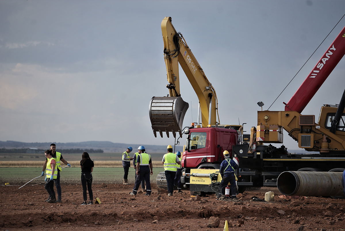 REPORTAJ. Familiile laudă salariile și disciplina de pe șantierele de la Autostrada Moldovei, dar critică condițiile de muncă: „De ce mint că sunt trei schimburi? Sunt două ture, de 12 ore” 