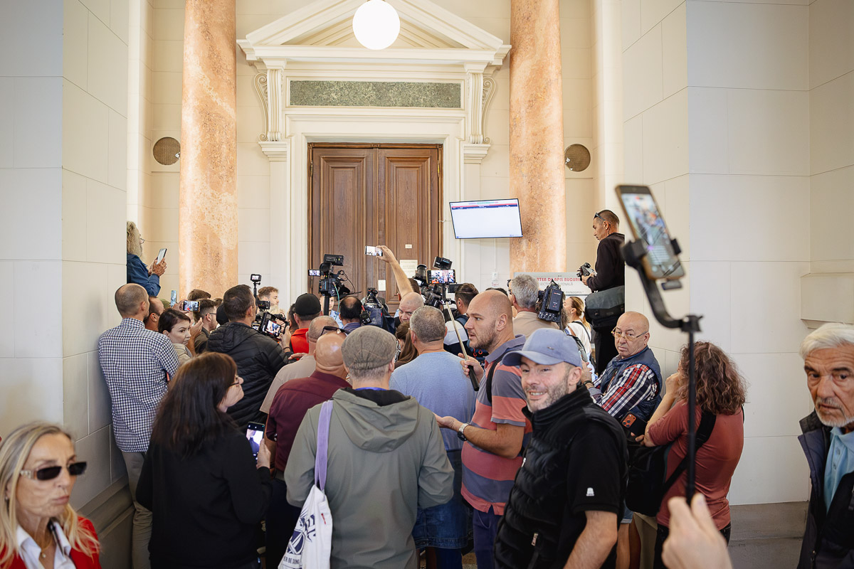 Călin Georgescu în sala de judecată. Ce a făcut în timpul procesului în care e acuzat de complicitate la tentativă de lovitură de stat