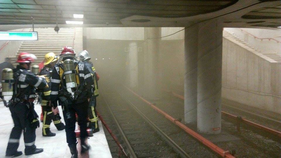 UPDATE / Circulația metroului pe magistrala Berceni-Pipera a fost reluată. Pompierii au intervenit după ce a ieșit fum din tunel / FOTO