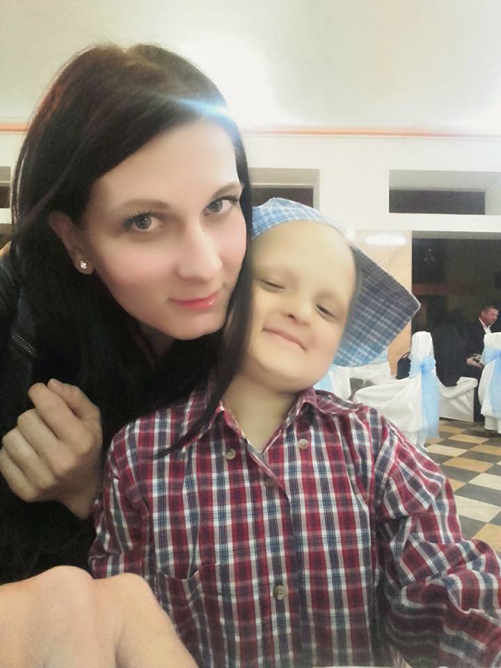 ”Copilul de zăpadă" caută o rază de speranță. Micuțul din Făgăraș speră să găsească în Germania leac pentru boala sa