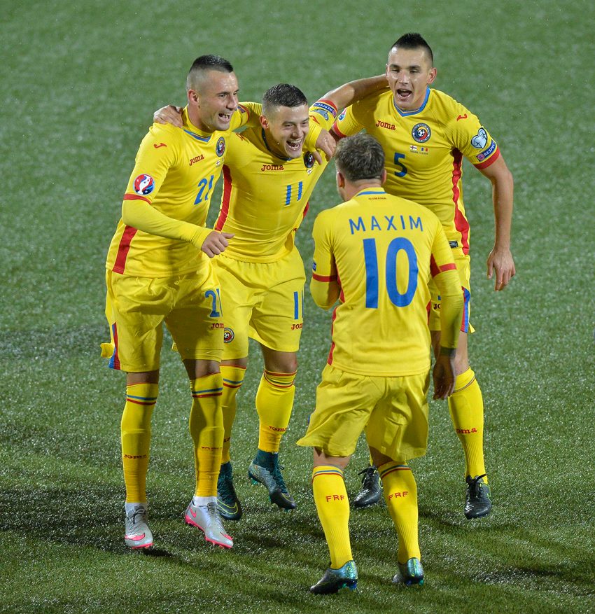 România, după 8 ani la EURO. ^Tricolorii au fost întâmpinaţi cu aplauze pe aeroport, la revenirea din Feroe. Burleanu l-a reconfirmat din nou pe Iordănescu, dar Tata Puiu se răsfaţă