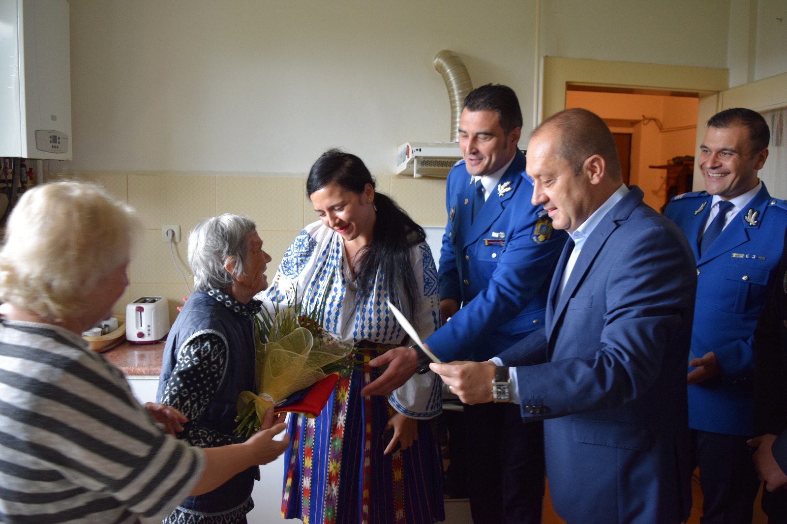 Două braşovence care au împlinit 100 de ani s-au trezit cu poliţia, pompierii şi jandarmii la uşă. Aceştia le-au adus flori şi un tricolor/ FOTO