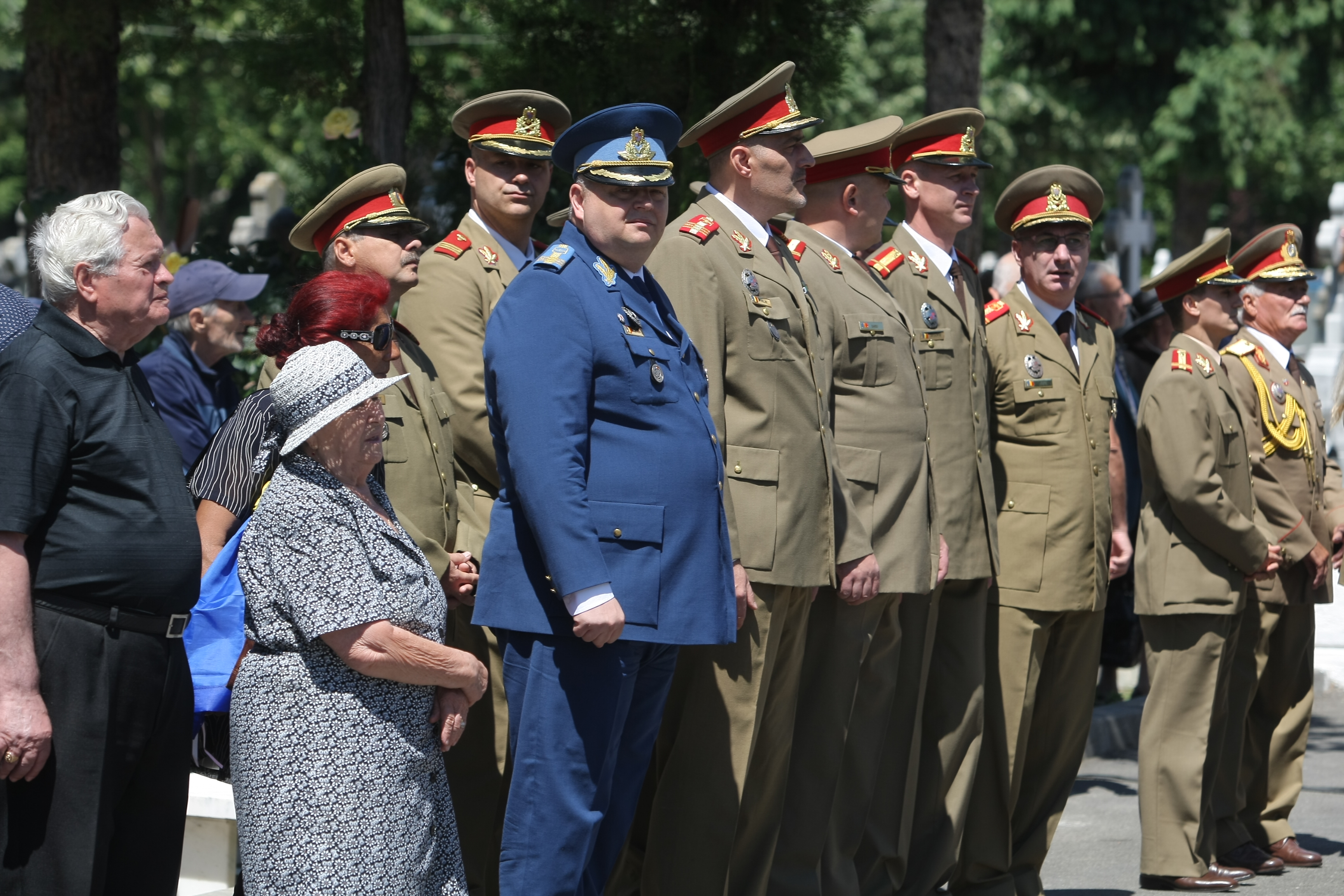 GALERIE FOTO&VIDEO/ Cristian Țopescu, înmormântat cu onoruri militare, la Cimitirul Ghencea Militar din București