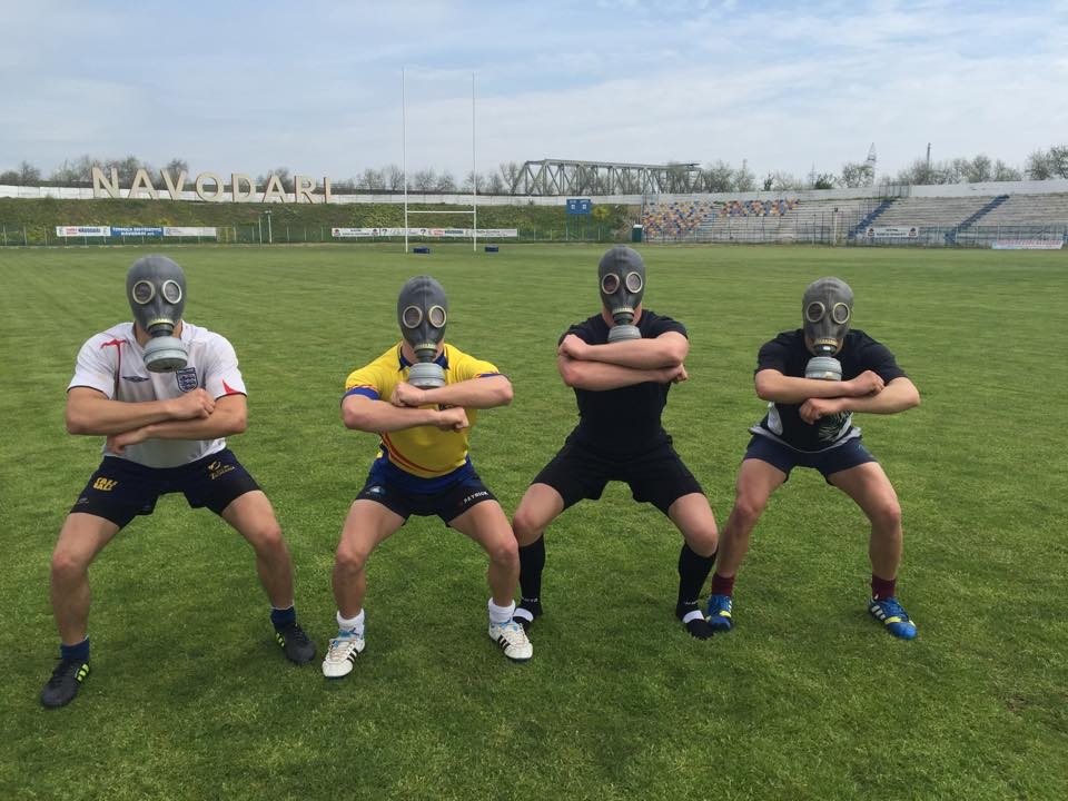 Rugbyștii unei echipe din România, în teren cu masca de gaze pe figură!
