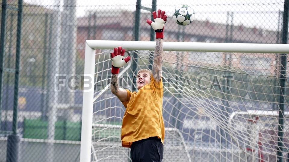 Justin Bieber s-a antrenat împreună cu vedetele echipei FC Barcelona / GALERIE FOTO&VIDEO