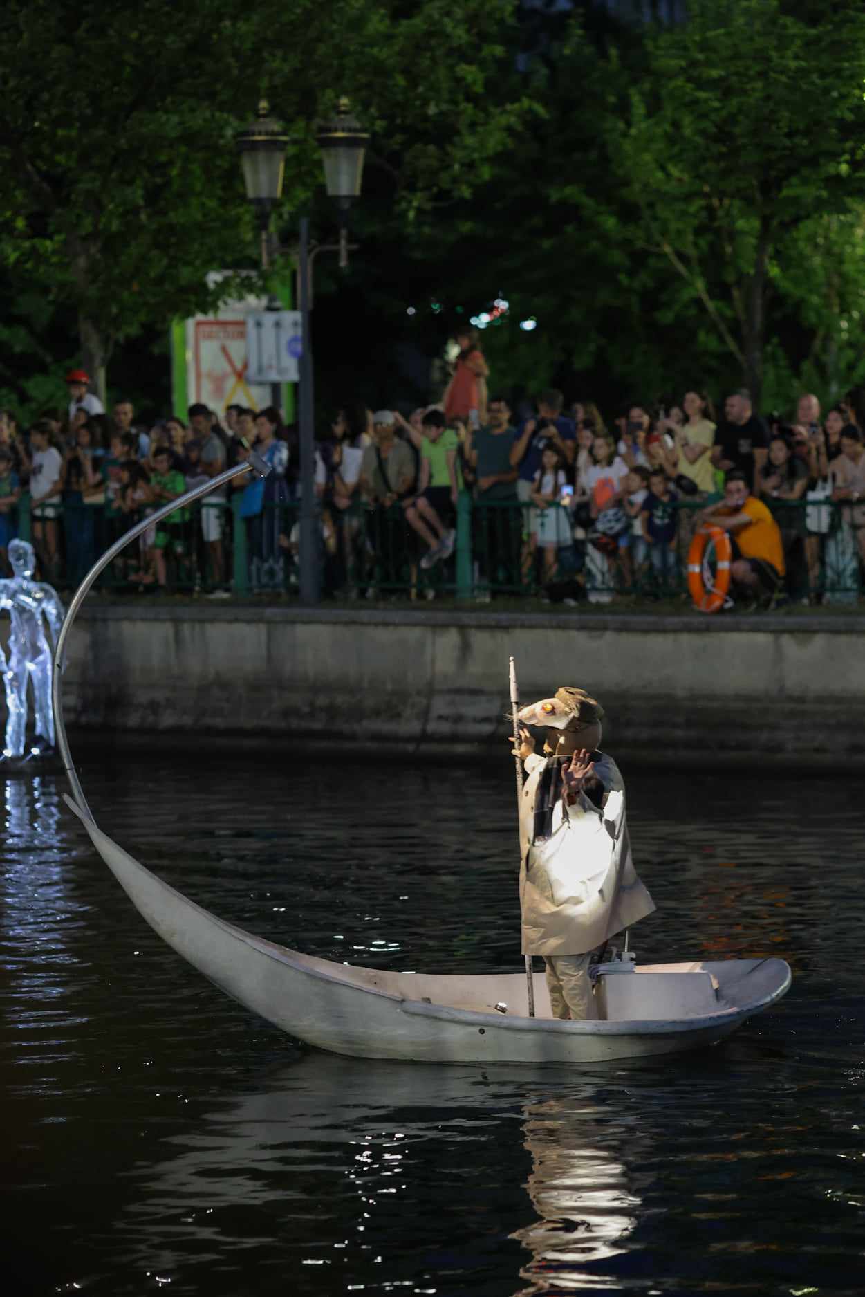 Teatru pe apă. Imagini de la spectacolul inedit desfășurat în București pe râul Dâmbovița