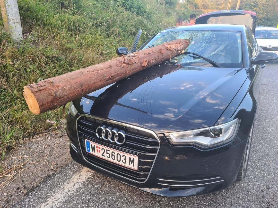 Un buștean a zburat dintr-un camion cu lemne și a trecut prin parbrizul unei mașini, pe DN 10, la Teliu, în Brașov