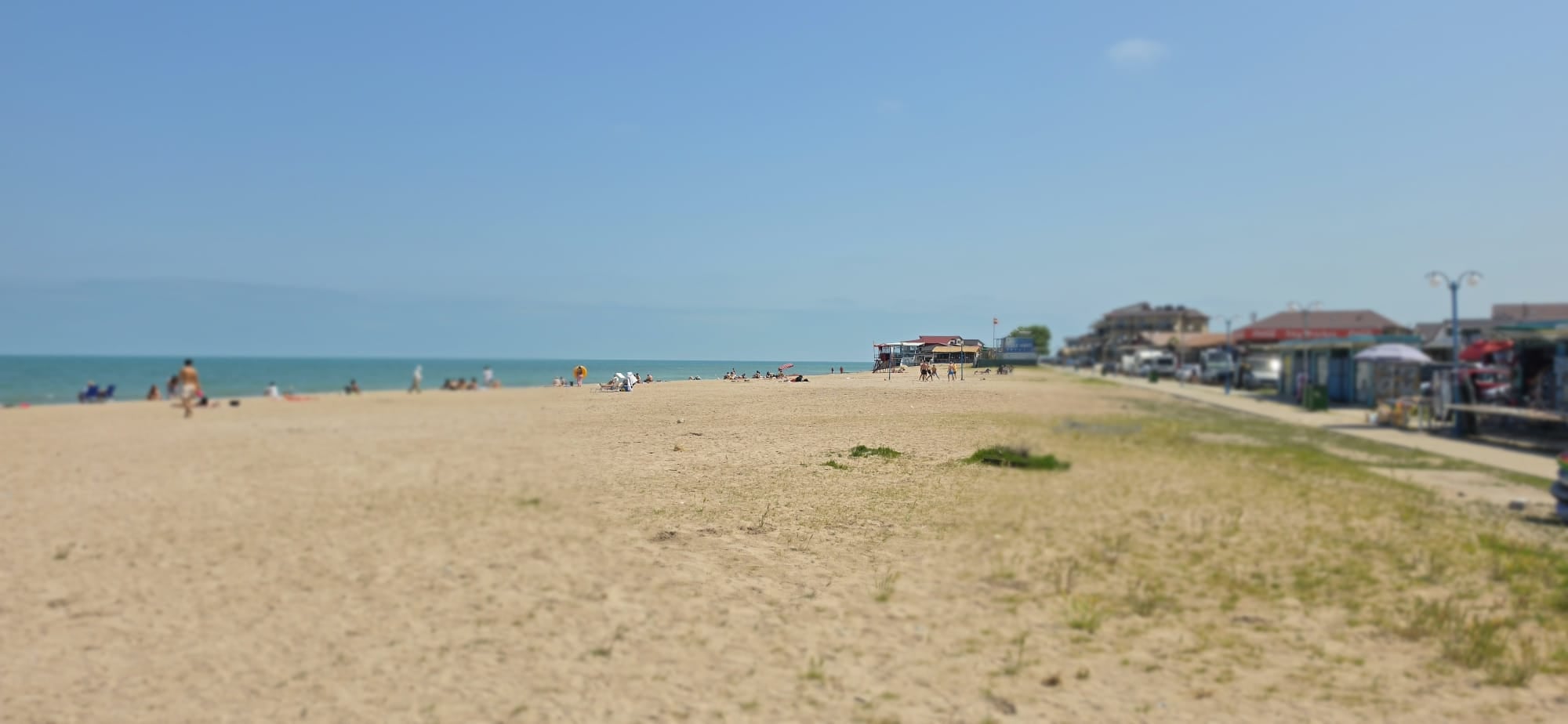 Peste 1.300 de persoane au fost evacuate de pe plajele litoralului după explozia unei drone ucrainene în Portul Constanța