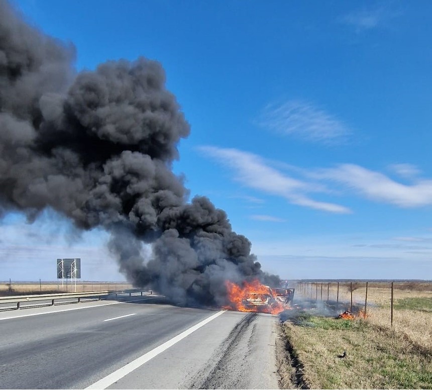 O mașină a ars ca o torță pe Autostrada A1. Șoferul și cei doi pasageri au reușit să iasă din vehicul în ultimul moment