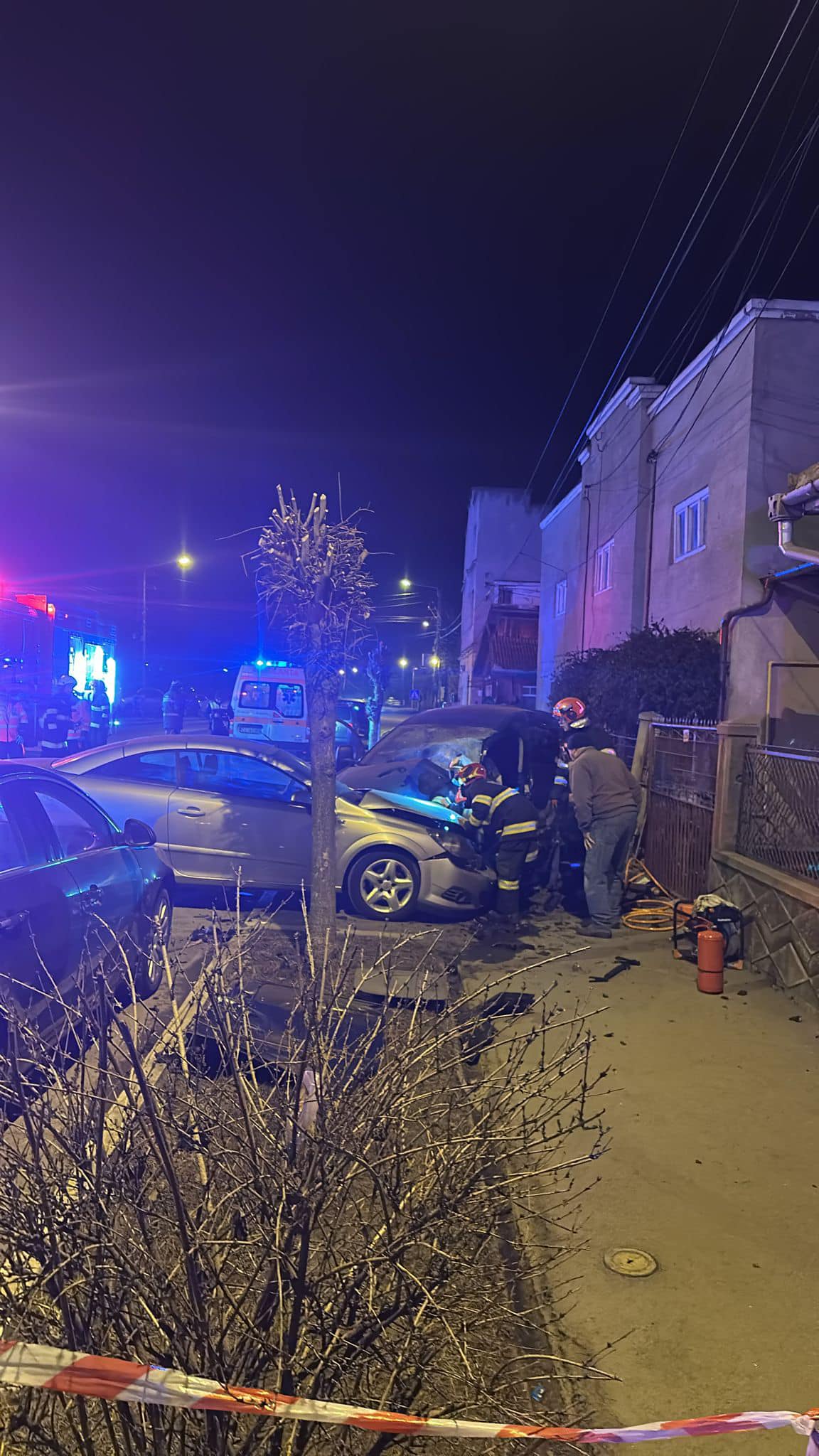 Un șofer de 19 care făcea „liniuțe” cu o decapotabilă a intrat pe contrasens și a ucis o mamă a doi copii mici, la Câmpia Turzii