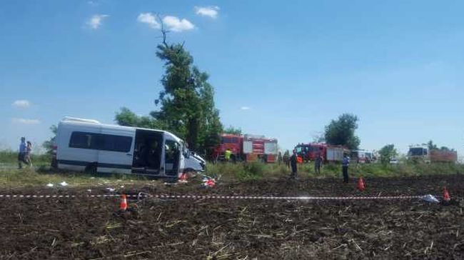 FOTO&VIDEO/ Un mort și 13 răniți, după ce un microbuz s-a lovit de un TIR. Cauza accidentului