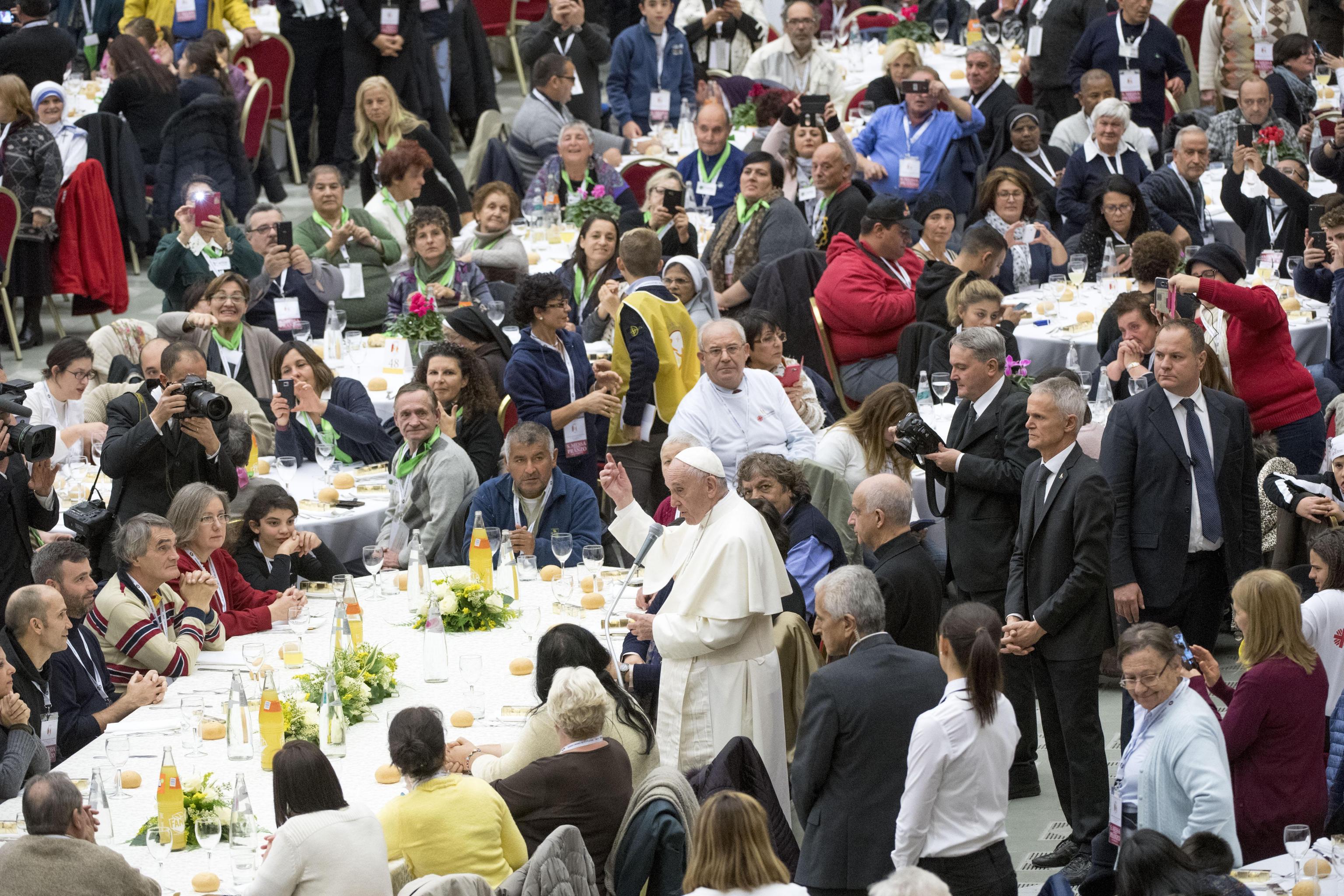Papa Francisc a invitat persoane fără adăpost la Vatican: "Ajutorarea celor săraci este pașaportul către paradis"