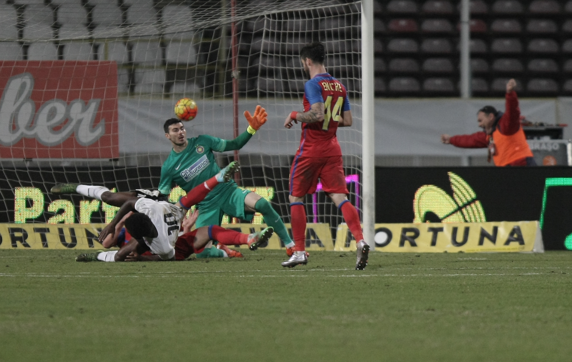Meniu de fotbalist în Liga 1: spaghete cu ketchup, plus cartofi prăjiți și tocătură! Ivorianul Kone ”a mâncat ca spartul”, dar asta nu l-a împiedicat să zburde pe lângă ”leșinații” de la Steaua / GALERIE FOTO