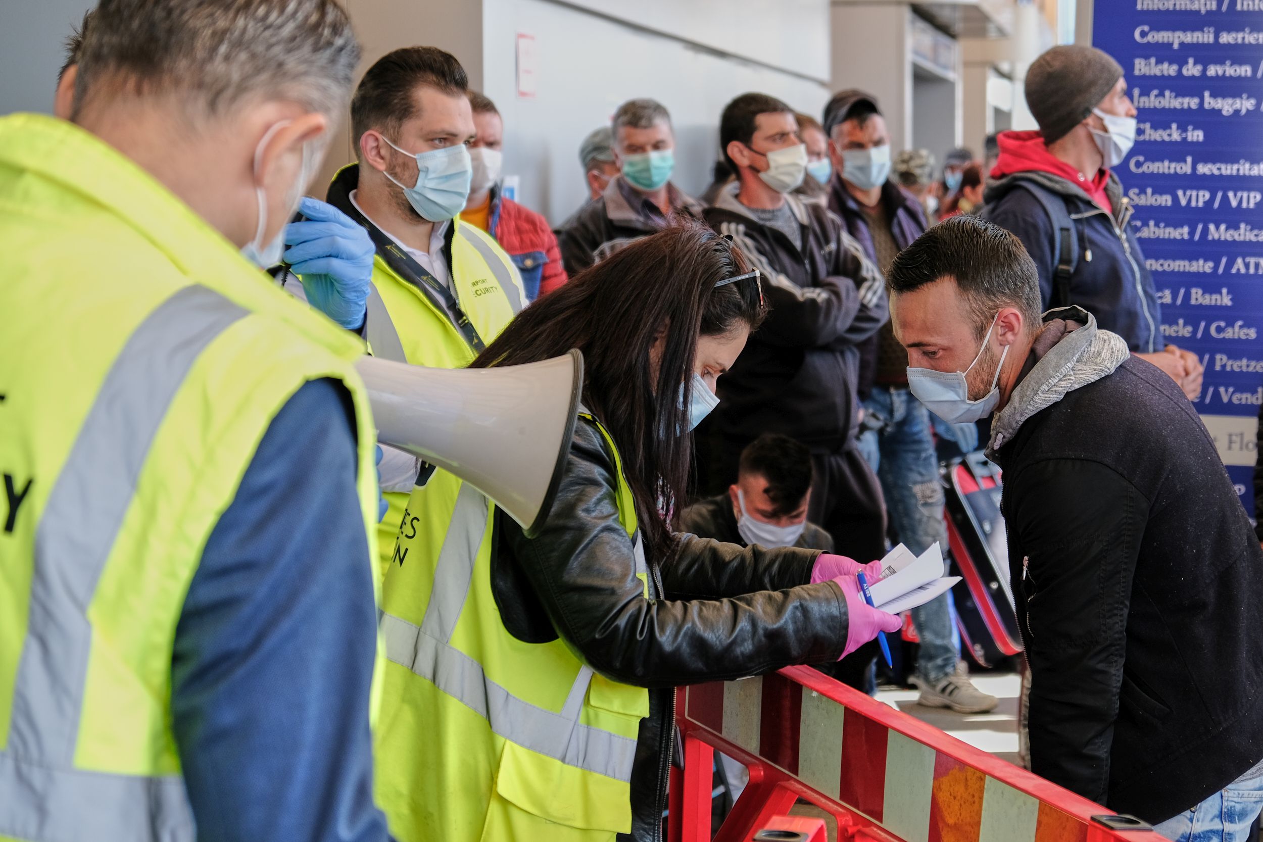 Imaginile zilei | Aglomerație pe aeroportul din Cluj: aproximativ 1.800 de oameni, înghesuiți în parcare. 12 curse decolează astăzi spre Germania