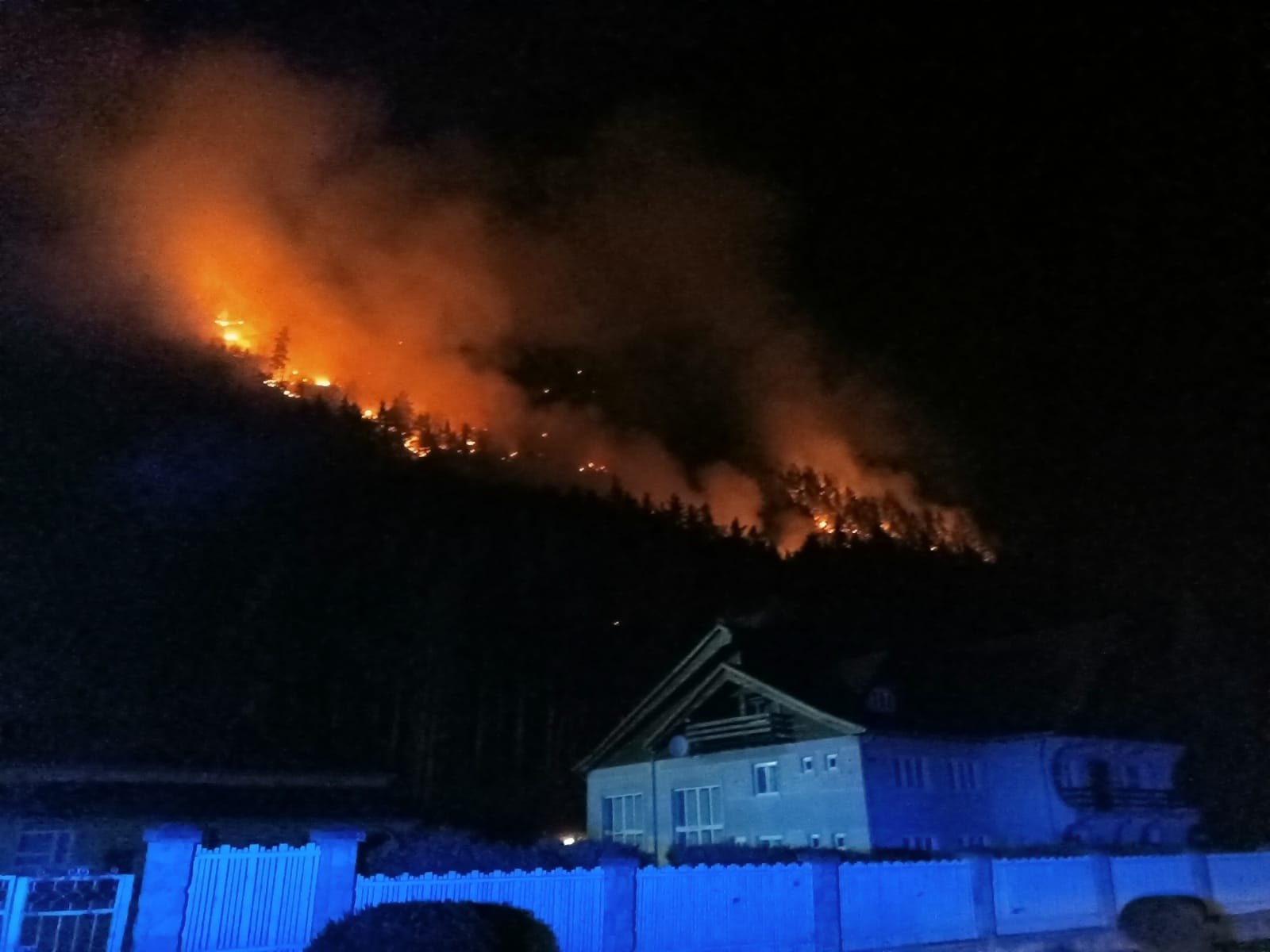 Pădurea de la Oituz arde de cinci zile. Incendiul s-a extins pe 28 de hectare