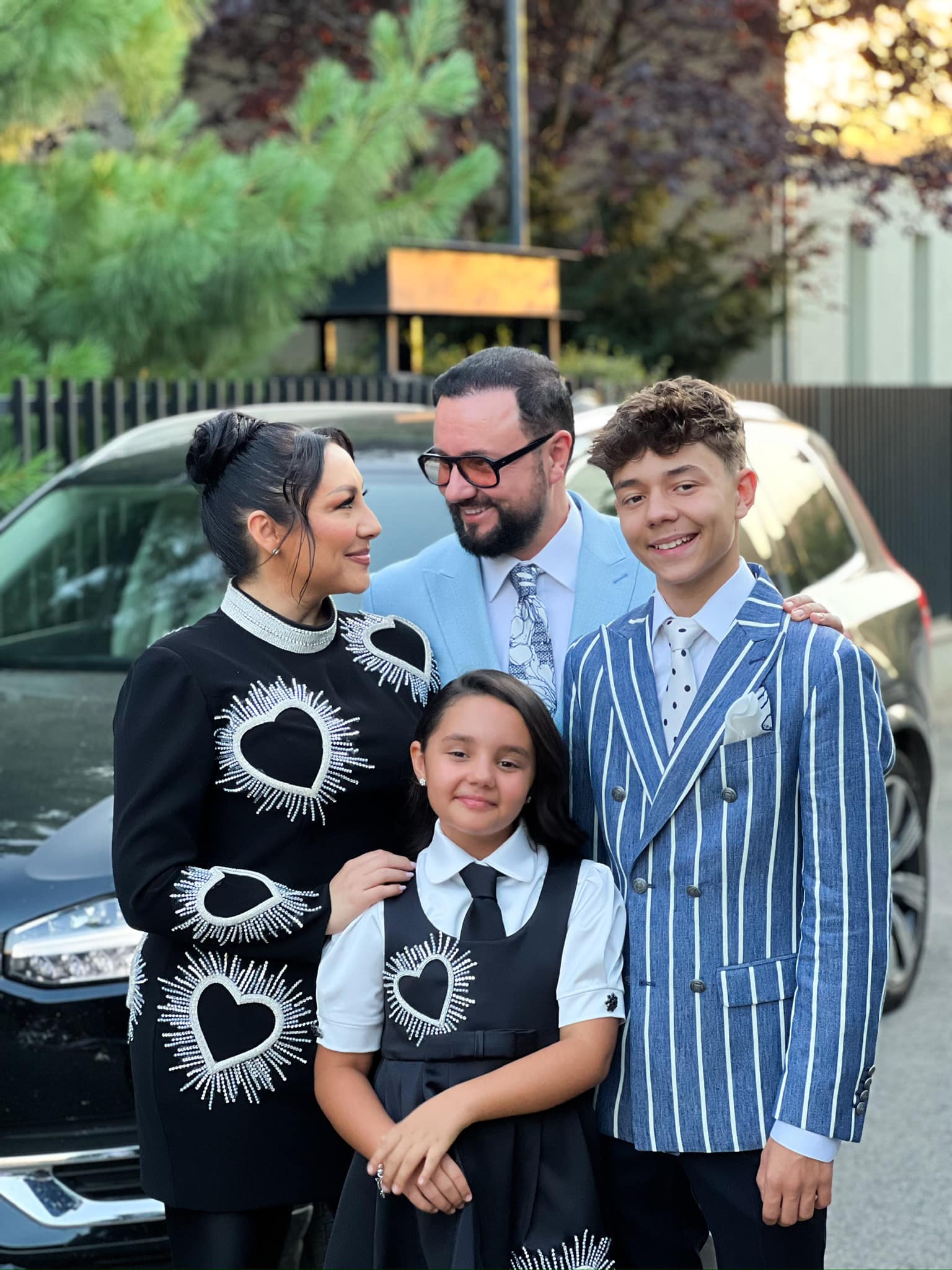 Imagine rară cu Andra alături de familia ei. În poză apar părinții, dar și frații cântăreței, Săndel, Diana și Aura