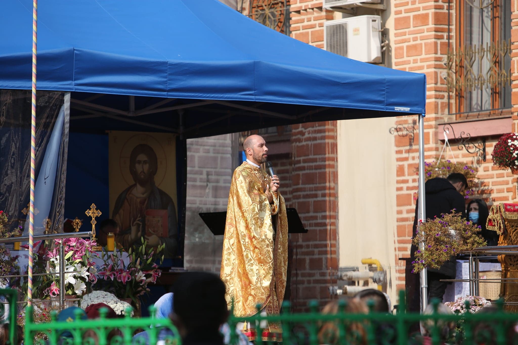 VIDEO | 30.000 de oameni au trecut pe la racla Sfântului Dimitrie. Marcel Ciolacu, chemat la slujbă de Patriarhul Daniel