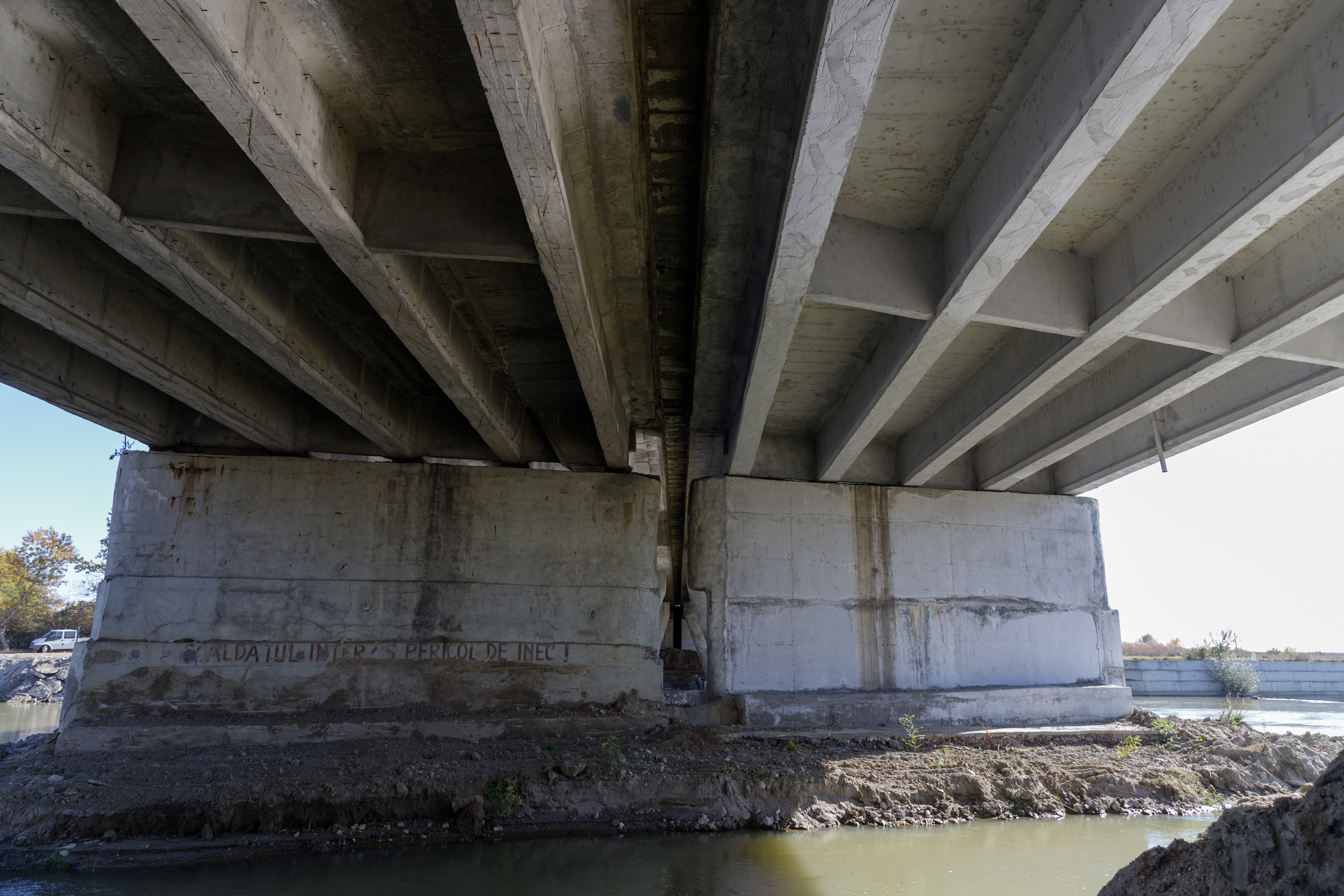 Podul de pe autostrada A1 peste care trec zilnic 40.000 de mașini arată rău: pământ surpat, structură metalică ruginită. „Necesită reabilitare, înlocuirea unor elemente”