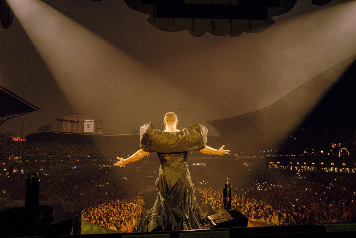 Ce a spus Sam Smith despre România, după ce a cântat la UNTOLD 2024. Artistul a fost criticat pentru aparițiile lui pe scenă