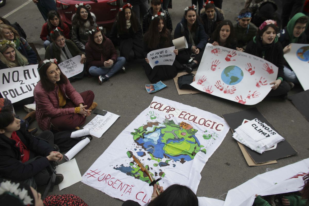 Protest pe tema poluării în fața Primăriei București, organizat de tinerii inspirați de Greta Thunberg