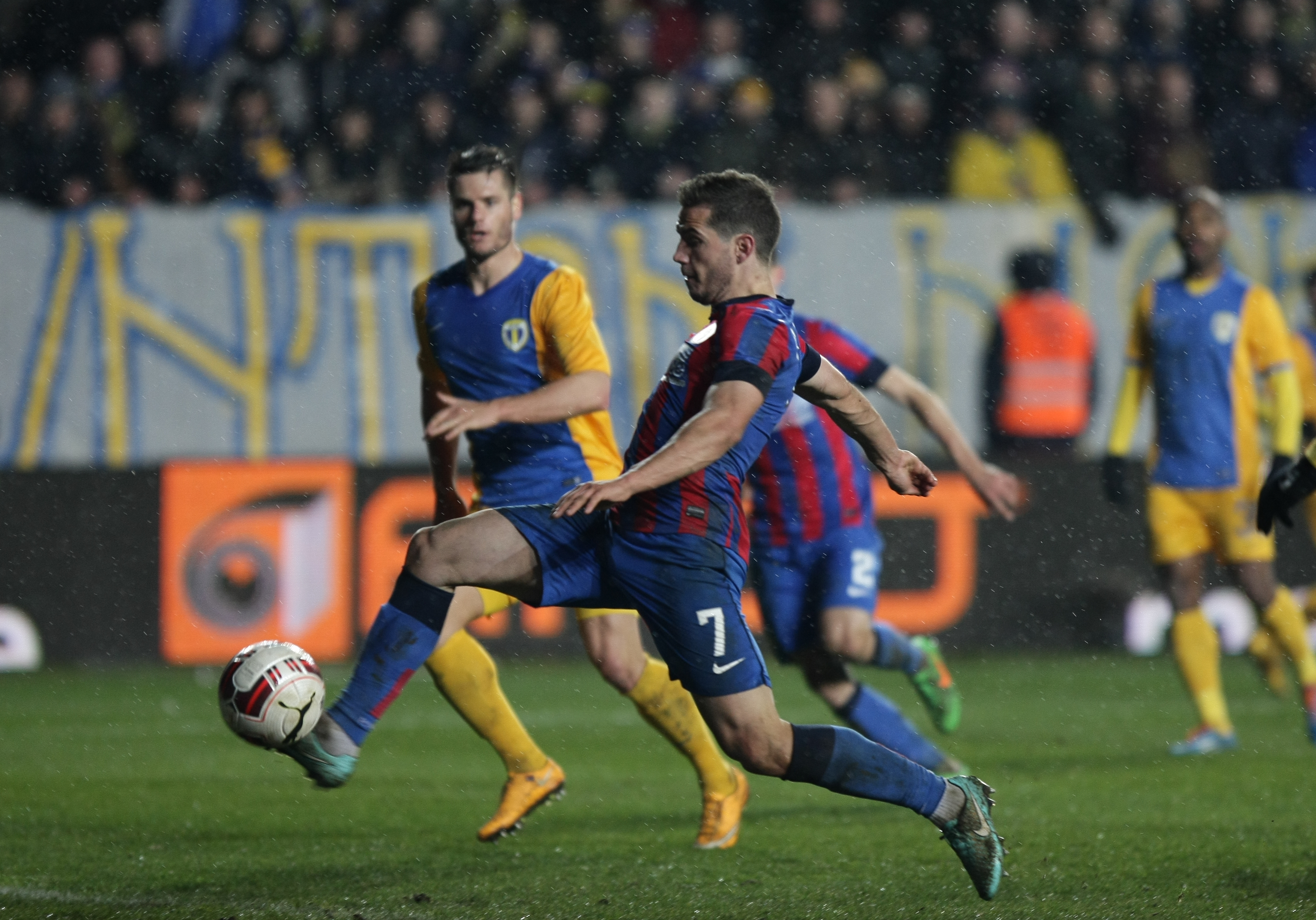 Cupa României, semifinale: PETROLUL - STEAUA 1-1. Arbitru ComănesKO / VIDEO