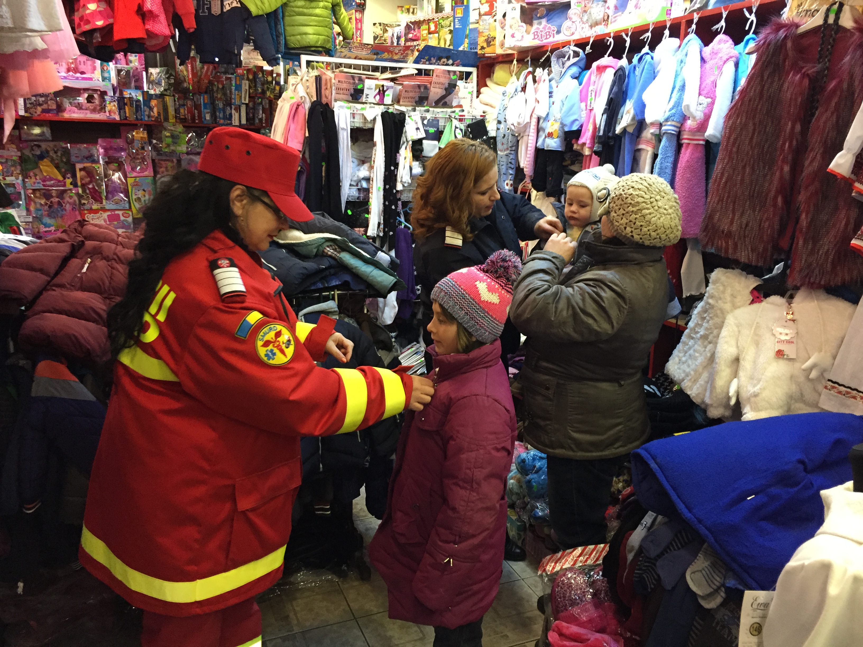 Pompierii au adus bucurie în sufletul unor copii GALERIE FOTO
