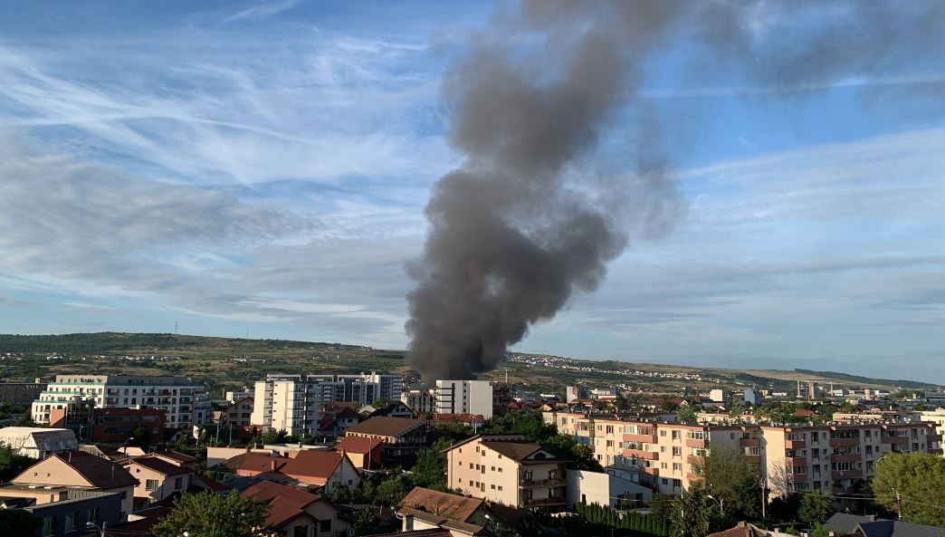 Incendiu puternic la o hală din Cluj-Napoca. Focul s-a extins la două case din apropiere.