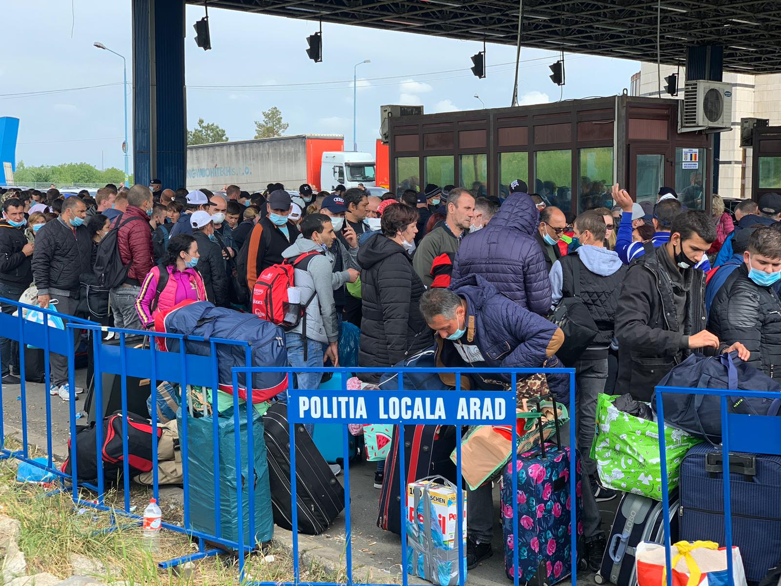 Imagini incredibile: Românii așteaptă și 8 ore la punctele de frontieră din vestul țării. Peste 8.000 de oameni au intrat în țară prin Ungaria, în ultimele 24 de ore
