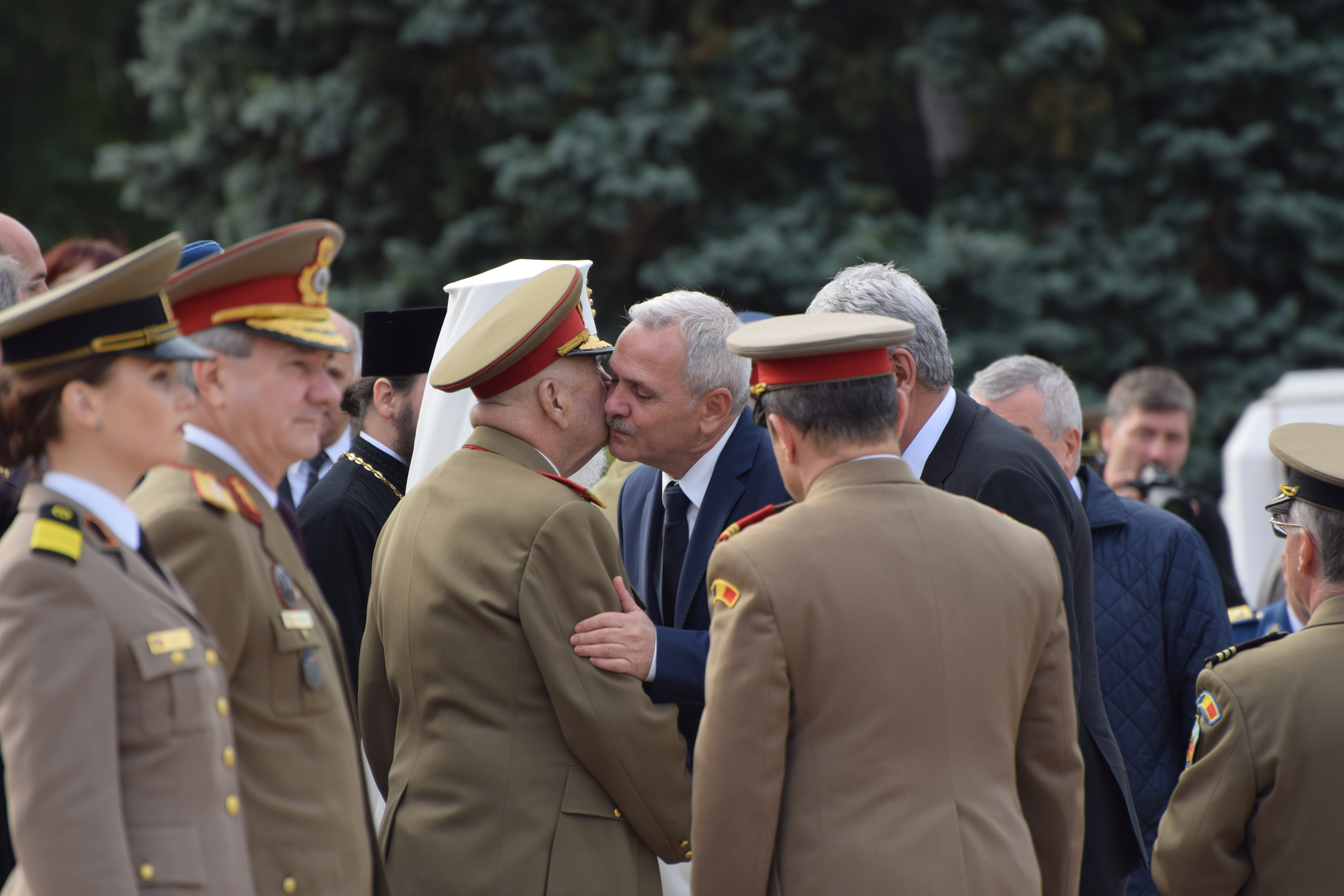 FOTO ŞI VIDEO | Cum a fost celebrată Ziua Armatei în Capitală. Cei mai importanți politicieni, la ceremoniile din Parcul Carol