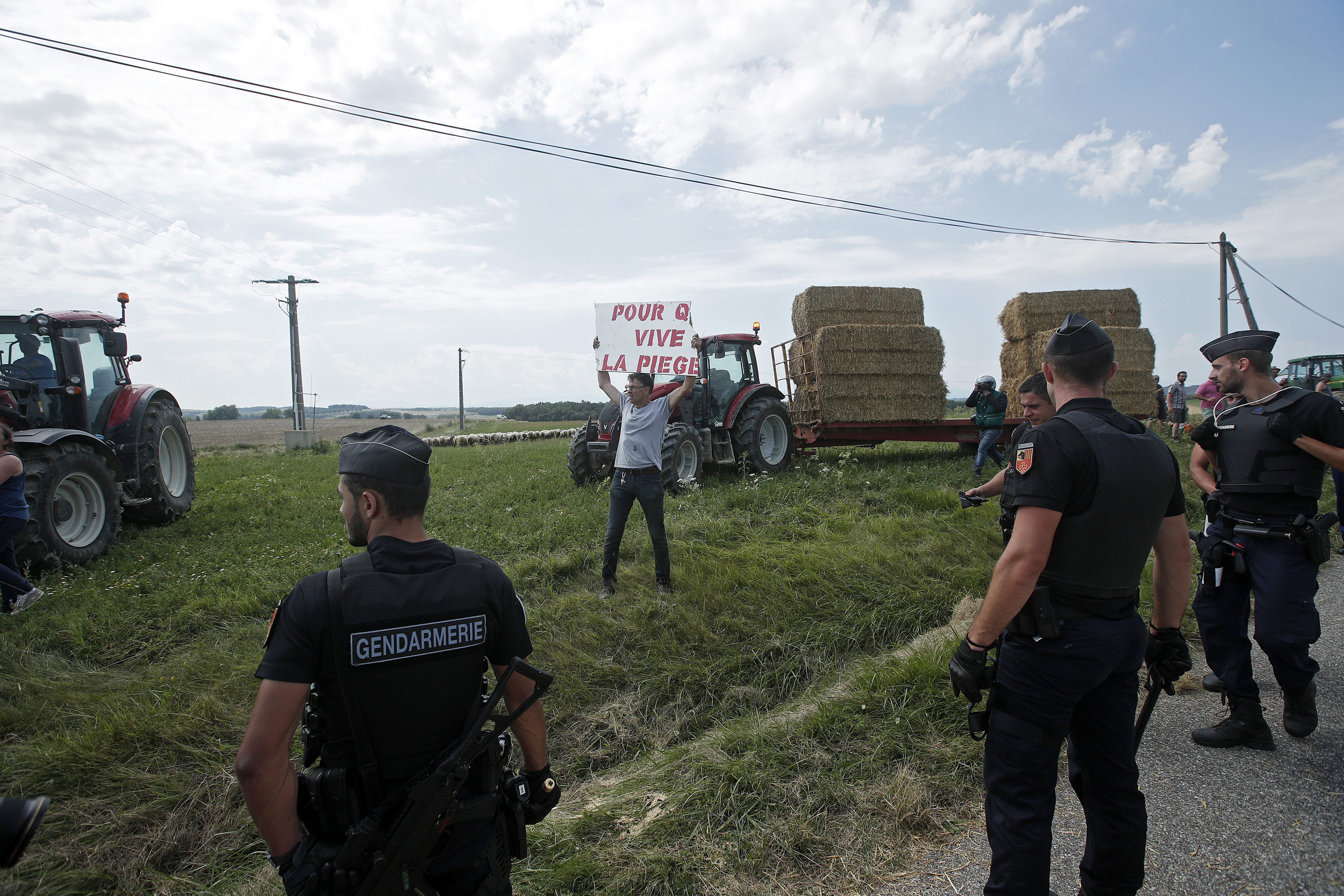 Scene incredibile în Turul Franței. Fermierii au oprit etapa a 16-a. Jandarmii au folosit gaze lacrimogene / GALERIE FOTO