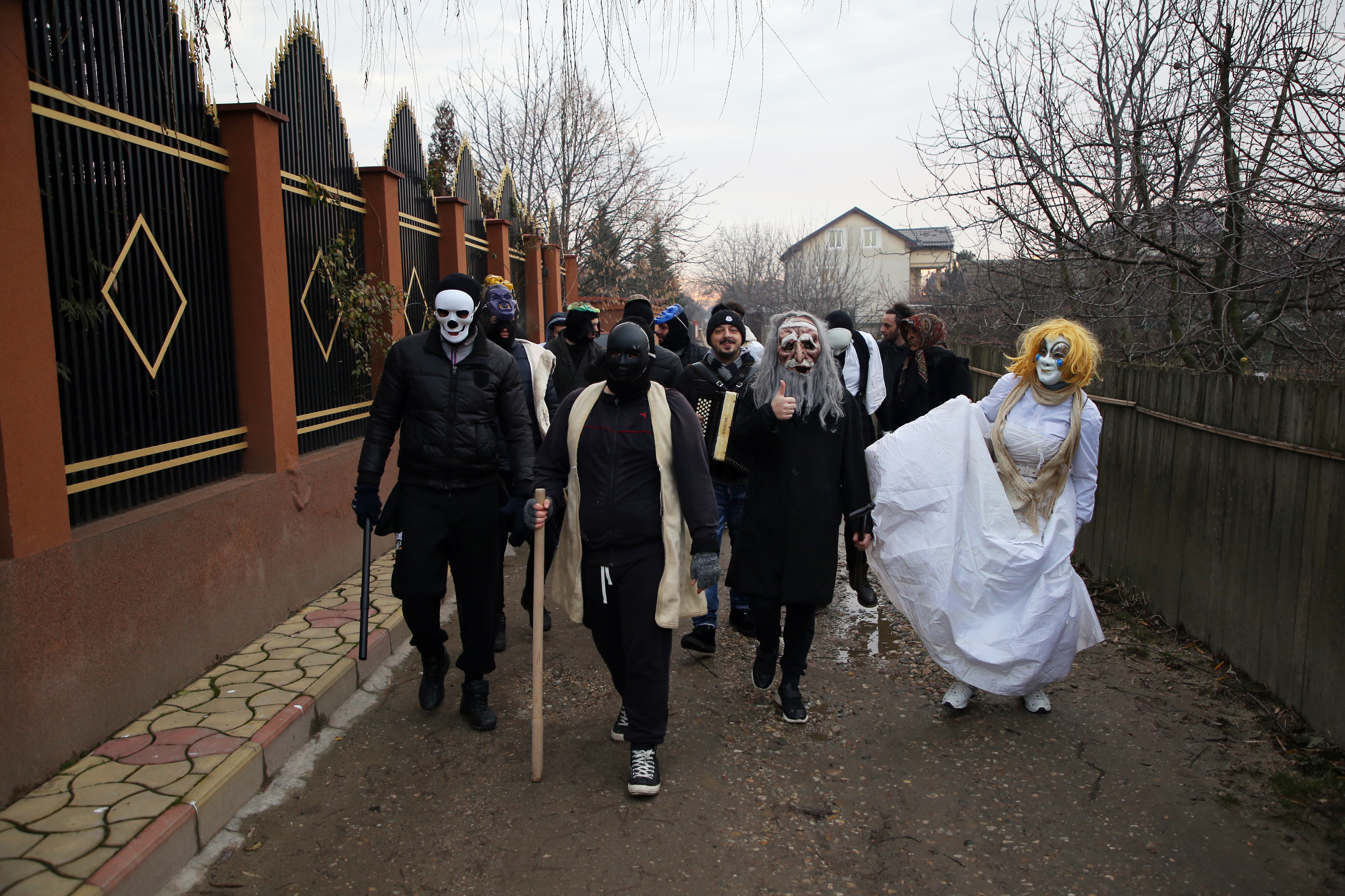 EXCLUSIV. Obicei de Bobotează la aromâni! Gigi Becali nu-i mai primește pe ”mascați” că ar fi sataniști, Victor Becali i-a așteptat la bar/ VIDEO