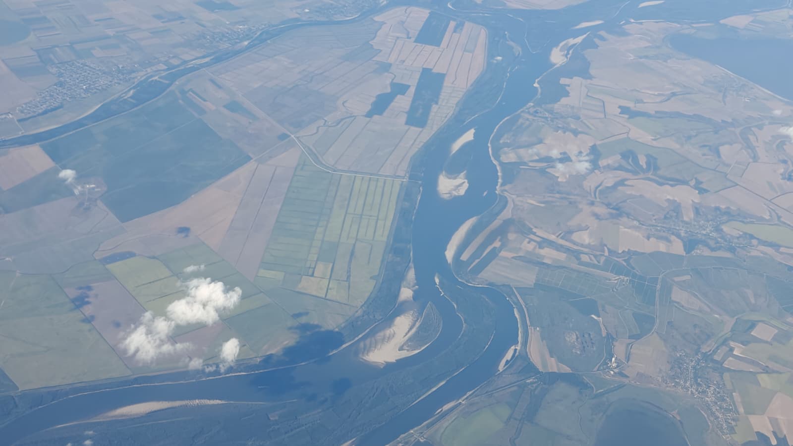 Cum se vede Dunărea din avion, de la 7.000 de metri înălțime, în apropiere de Călărași