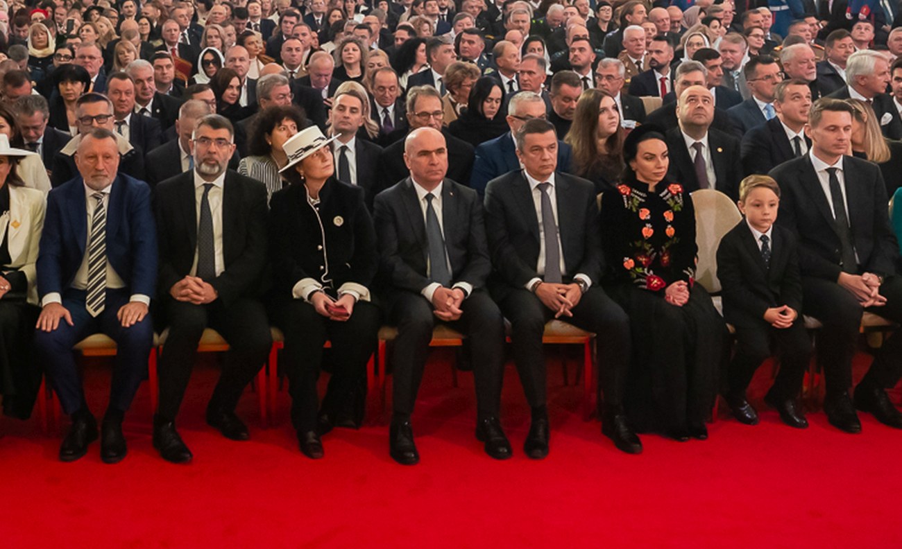 Ilie Bolojan și Sorin Grindeanu s-au ignorat reciproc în Catedrala Mântuirii Neamului după scandalurile din coaliție. Au fost așezați unul lângă altul