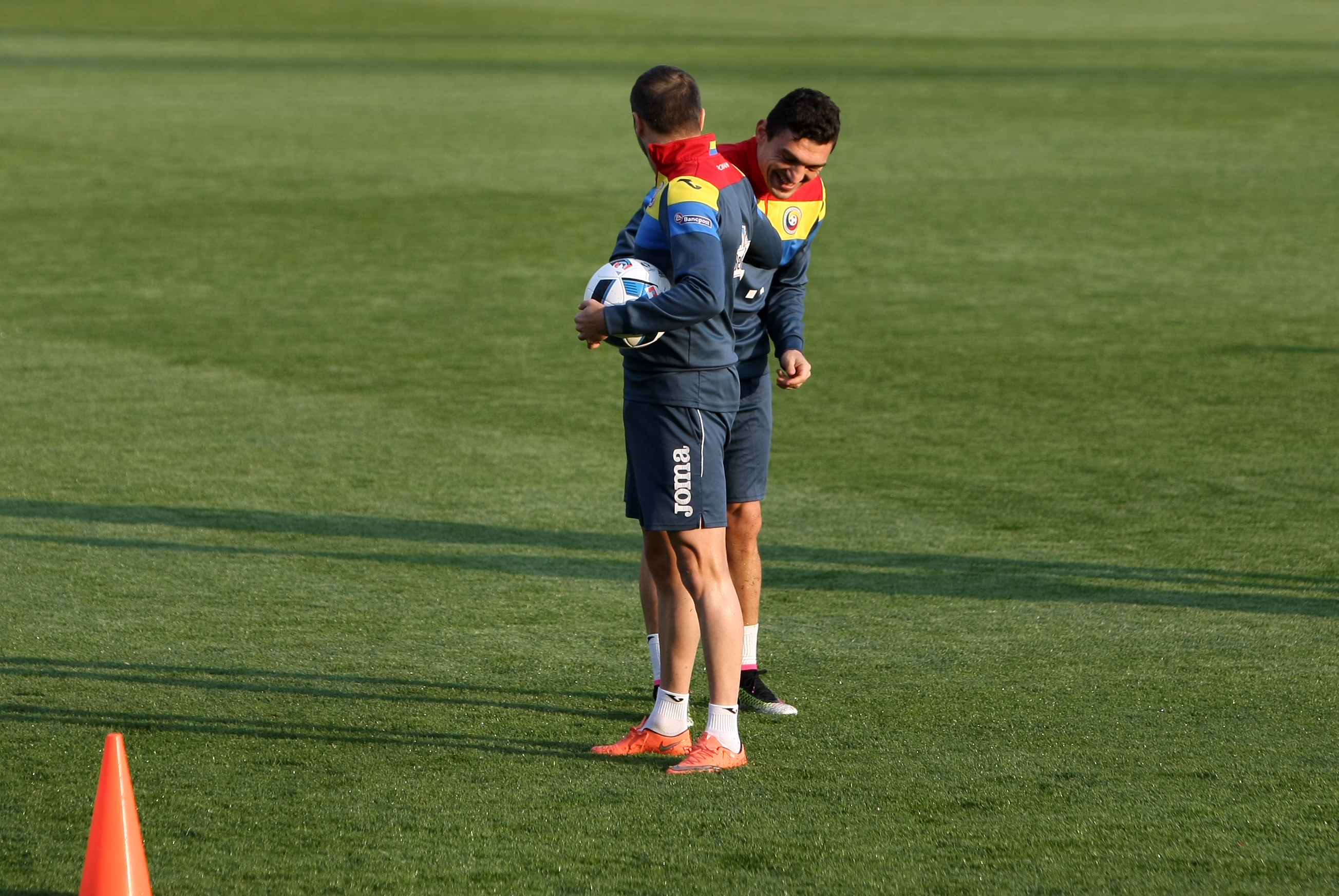 România - Lituania (amical, miercuri, 20.00, Giurgiu). Atenție, tricolori! Iordănescu, cel mai prost plătit selecționer de la Euro,  nu glumește! ”Tata Puiu” a lăsat mereu acasă jucători care au jucat în preliminarii și a luat câte trei-patru debutanți la turneele finale