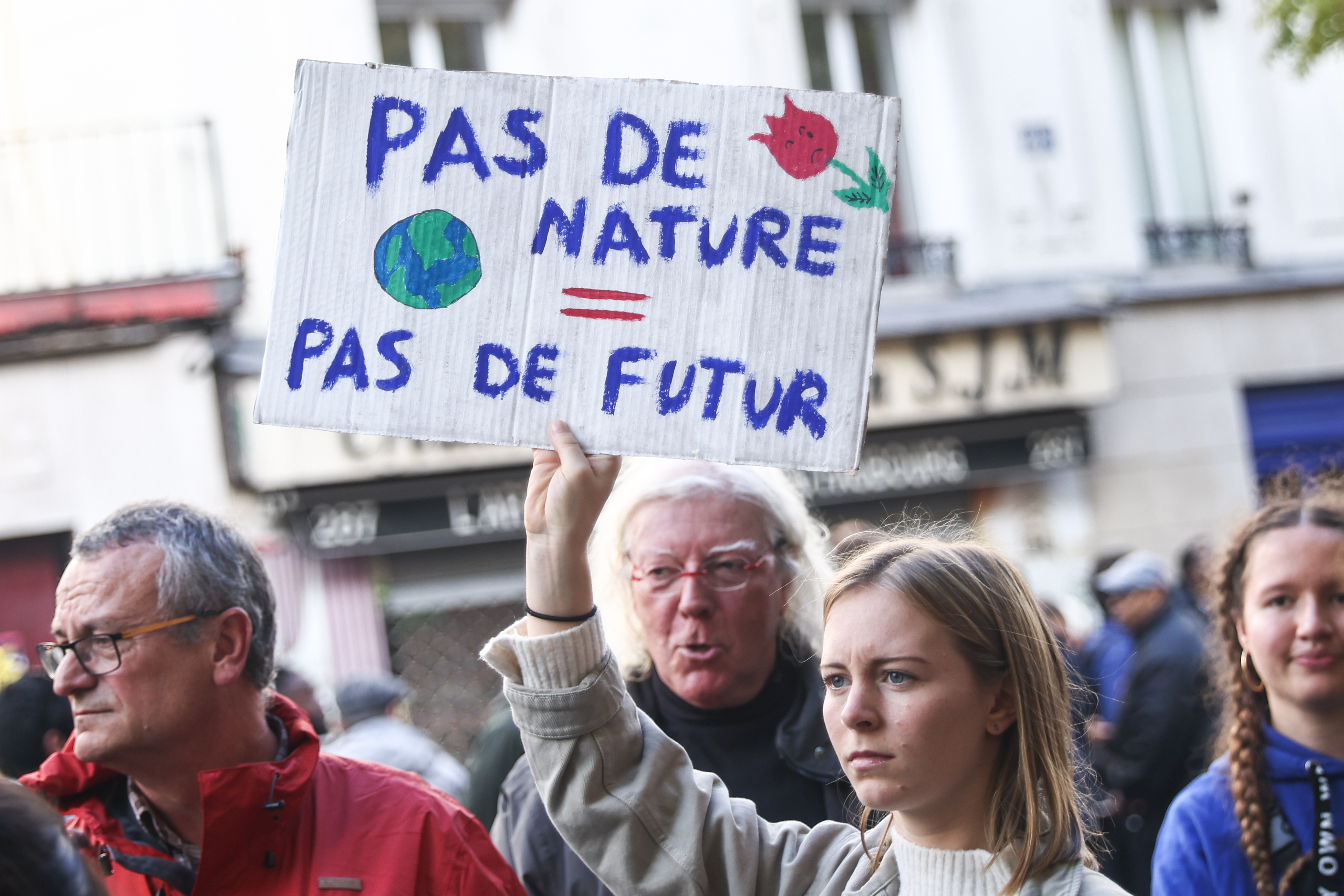 Protest uriaș la Paris. Laureata premiului Nobel pentru literatură, între cei 30.000 de manifestanți
