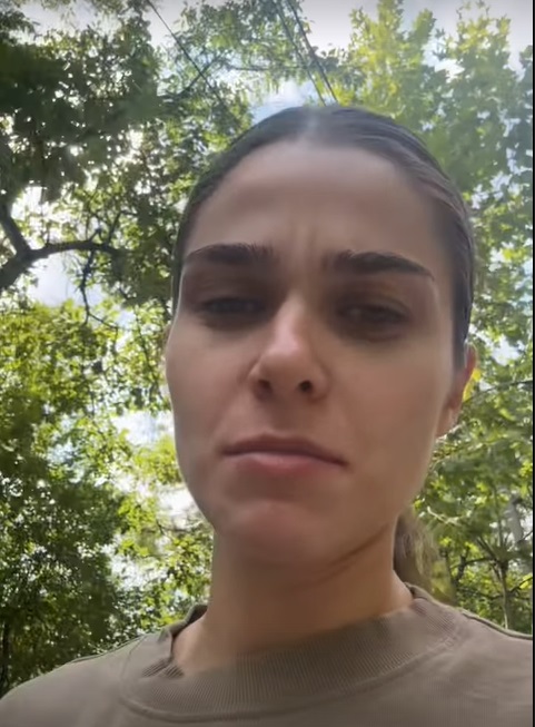 Ce face Theo Rose duminică dimineața, după ce sâmbătă noapte a cântat: „M-am trezit fixată! Și mă duc pe jos, am și blugi lungi pe mine”