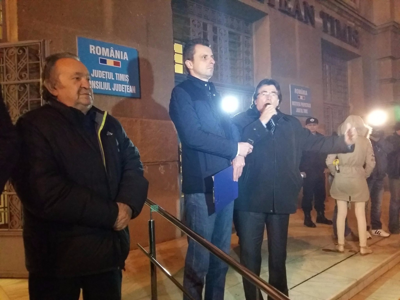 UPDATE/ Proteste în fața prefecturilor din țară, pentru susținerea moțiunii PNL