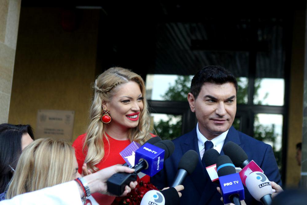 FOTO | Valentina Pelinel, ținută incredibilă la cununia civilă. Cât au costat sandalele pe care le-a purtat