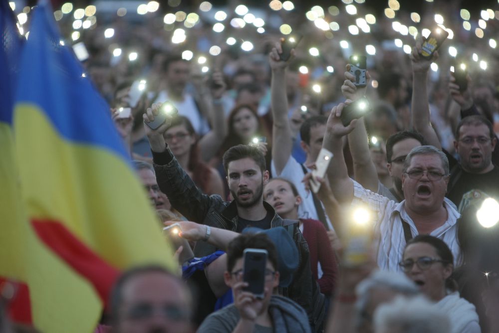 FOTO&VIDEO/ Câteva mii de persoane au protestat în Piața Victoriei, joi seară