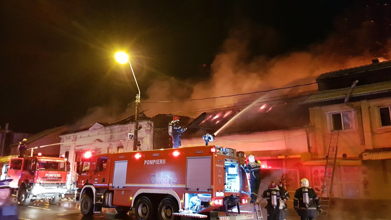 UPDATE | Incendiu puternic la două spații comerciale din Timișoara. O persoană a murit. FOTO