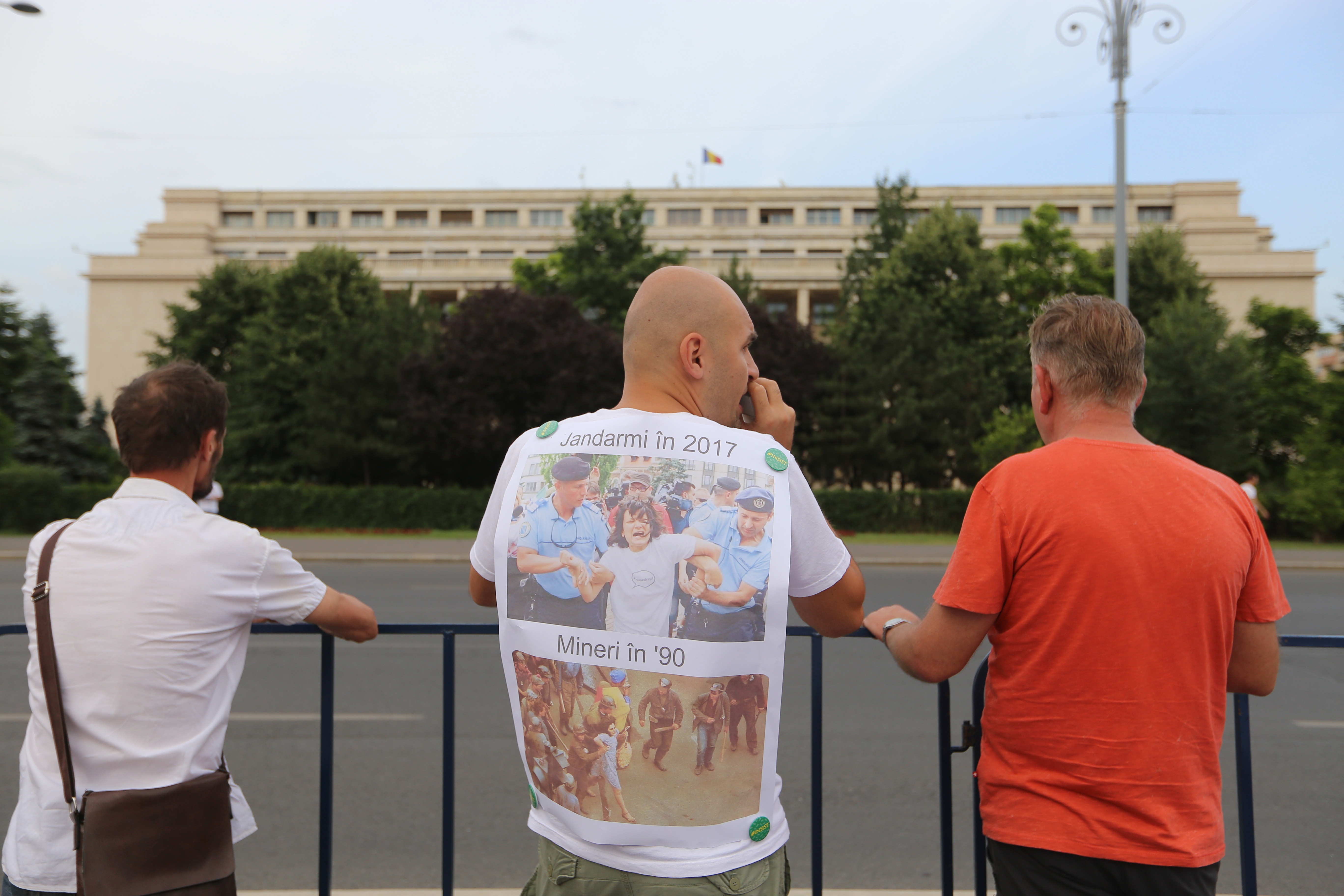 UPDATE | Marş de protest în Bucureşti. „Împreună salvăm ţară de corupţi!”. Câteva sute de oameni au strigat în ploaie: ”Nu cedăm!”