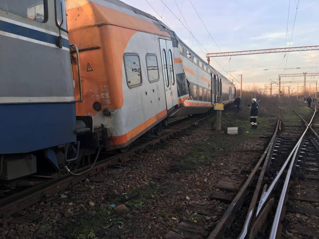 UPDATE | Accident feroviar soldat cu 11 victime, după ciocnirea a două trenuri între Ploiești și Brazi. Un rănit, dus cu elicopterul la București
