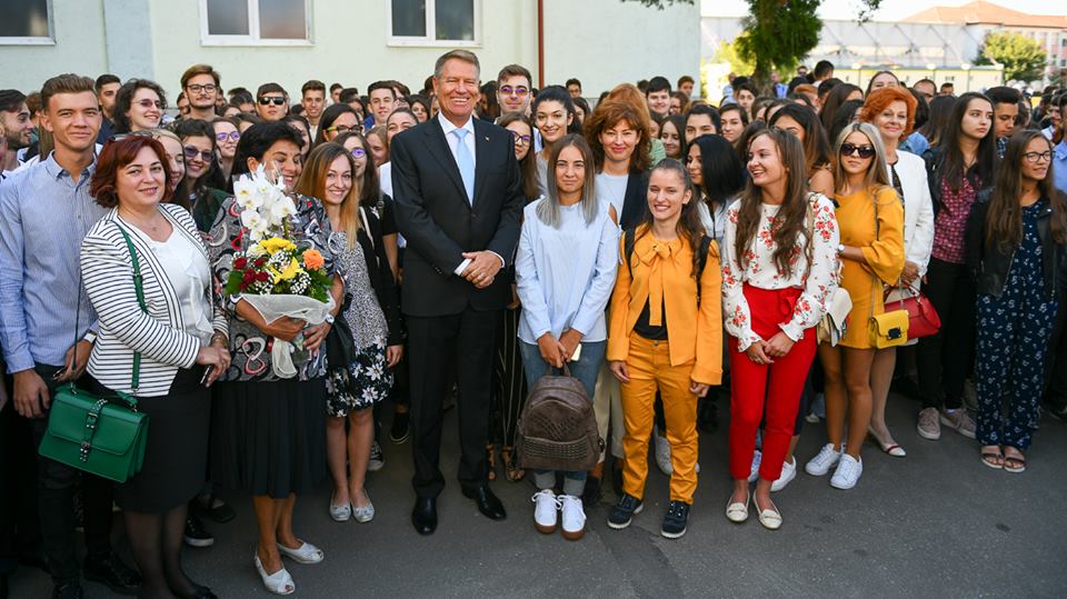 UPDATE. Iohannis, la ceremonia de deschidere a anului școlar, la Alba Iulia: Reformele au stat mai degrabă sub deviza "un pas înainte şi doi înapoi"
